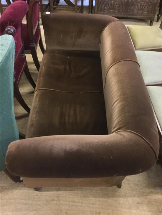 Victorian upholstered Chesterfield sofa(-)